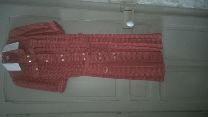 Robe rouge a pois blancs taille 40