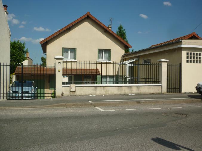 Maison 6/7 pièces principales sur beau terrain