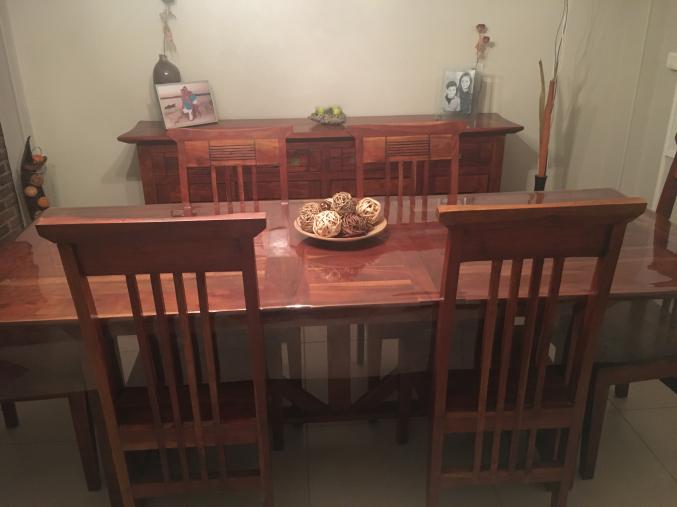 Salle à manger et salon en bois d’acacia 