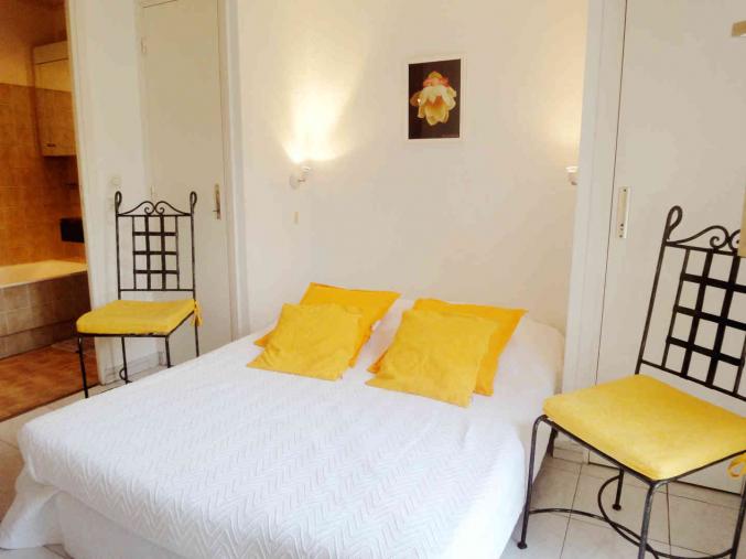 F2 MEUBLE PROCHE COMMERCES 10 MN CANNES & SOPHIA