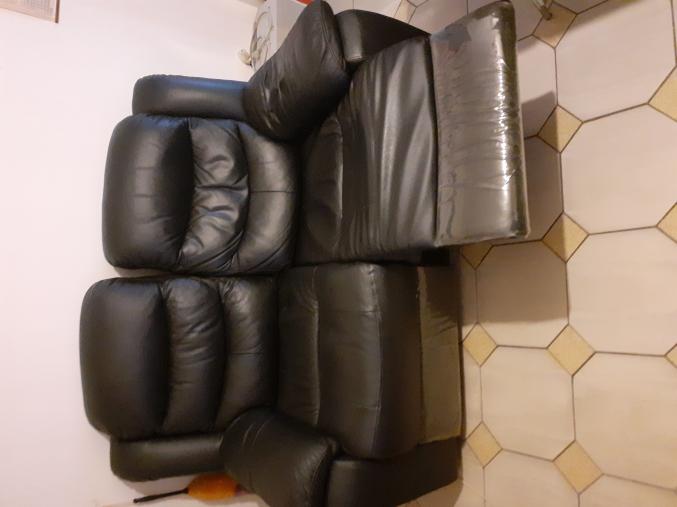 Vend canapé en Cuir noir 2 places 