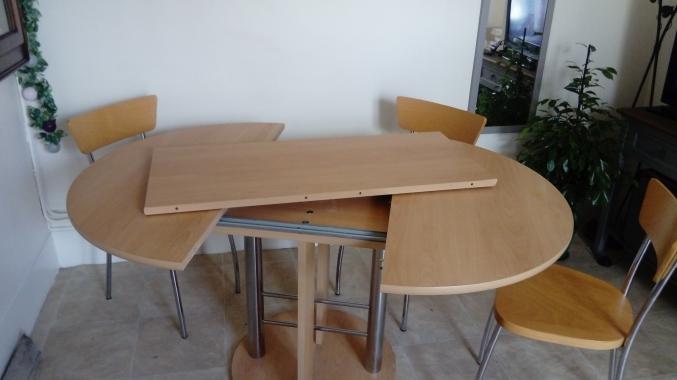 Table Ronde avec les Chaises 