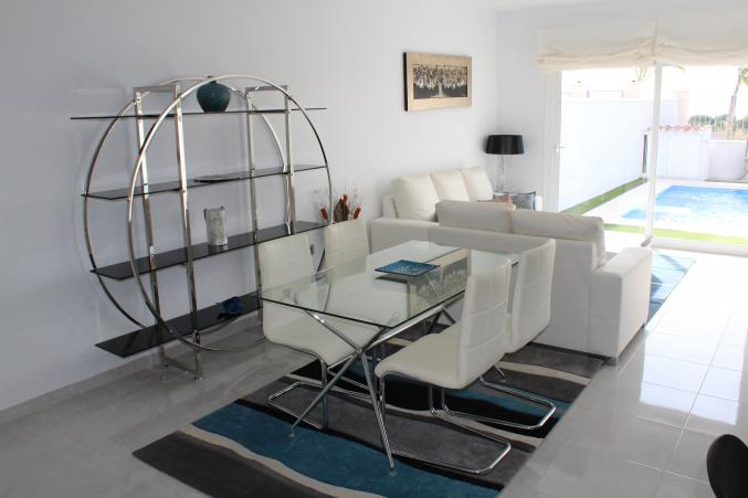 Jolie villa avec une vue magnifique sur la mer et montagnes