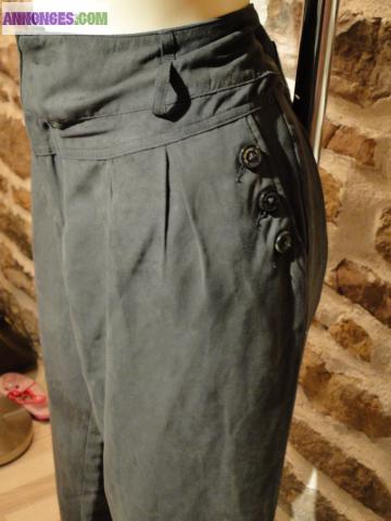 VÊTEMENT FEMME: PANTACOURT / CORSAIR (T44) NEUF avec ETIQUETTE