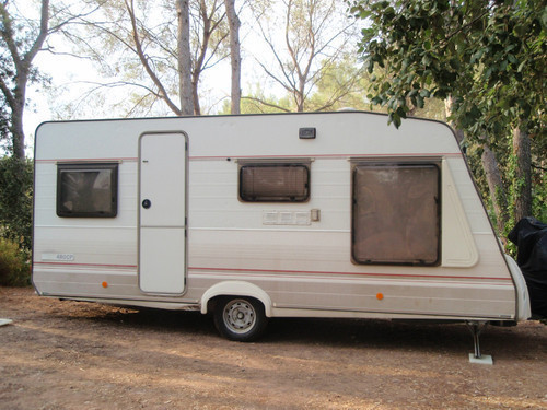 A donner  Caravane Sterckeman 4places