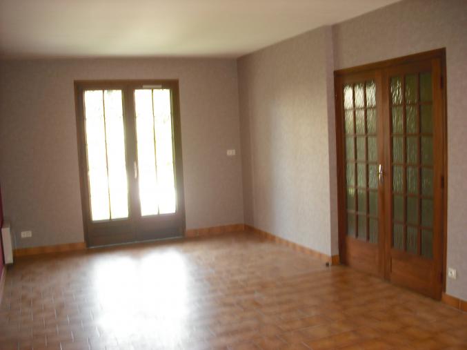 Maison à louer sur terrain clos de 1350 M2 avec garage accolé.