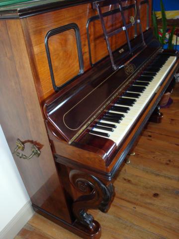 PIANO ANCIEN