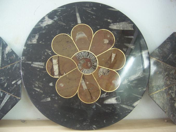 Table en marbre fossilisé