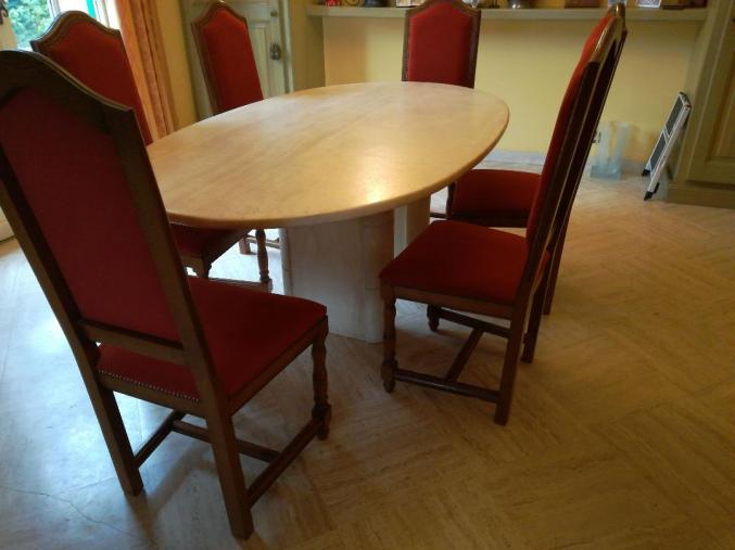 Vends table en travertin et 6 chaises style Louis XIII