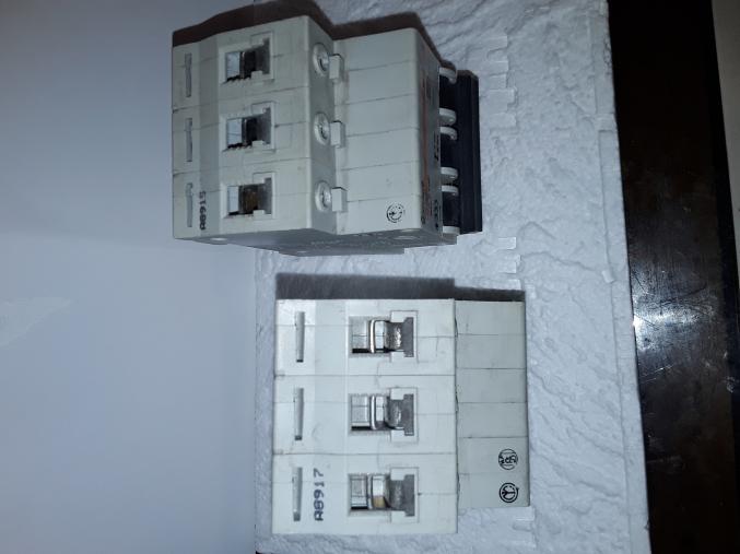 DISJONCTEUR TRIPOLAIRE 