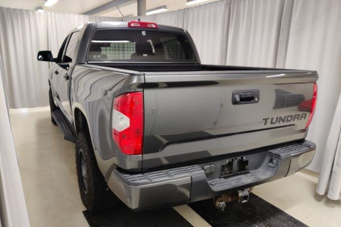 Toyota Tundra Crewmax 5,7 L V8, 4x4, croisière adaptative