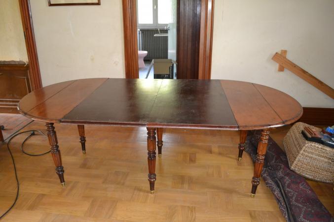 Table et chaises anciennes