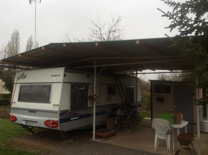 Bel abri pour caravane ou camping car