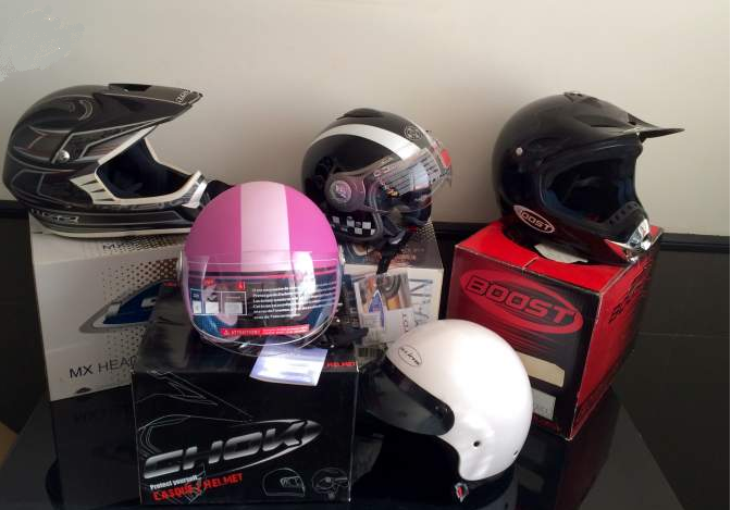 Lot de casques de motos