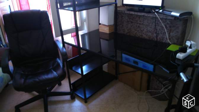 Bureau, fauteuil et imprimante
