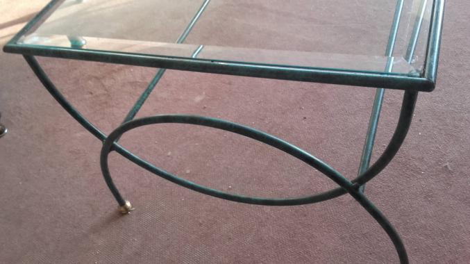 Table basse en verre sur métal