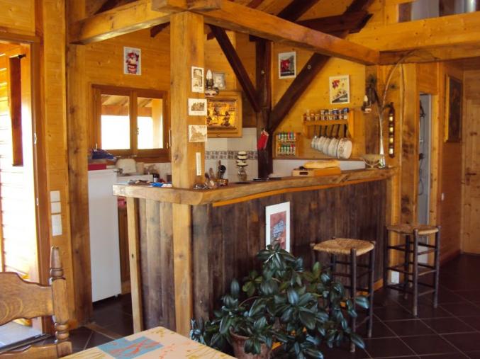 Maison en bois au bord étang