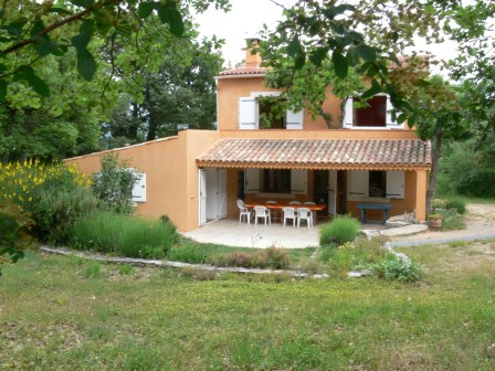 MAISON SEULE AVEC PISCINE PRIVEE EN CAMPAGNE DU LUBERON