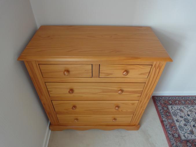 Commode 5 tiroirs en pin massif finition miel