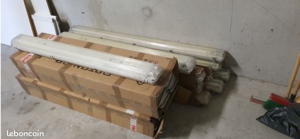 Luminaire avec diffuseur polycarbonate et néons