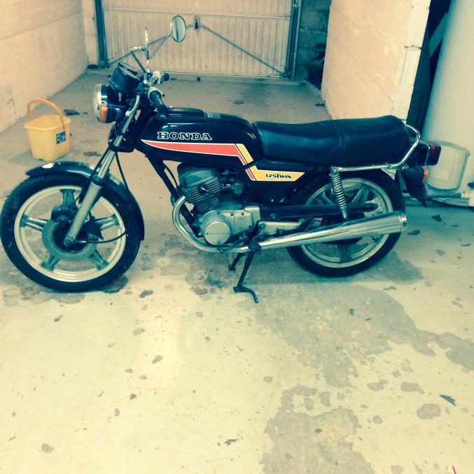 Honda 125cm3 CB twin de 1984. Couleur noir.