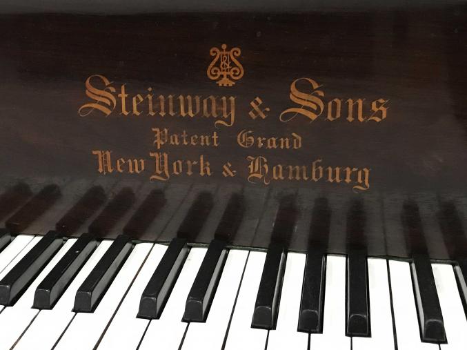 Piano ancien Steinway & Sons 1/4 queue en acajou