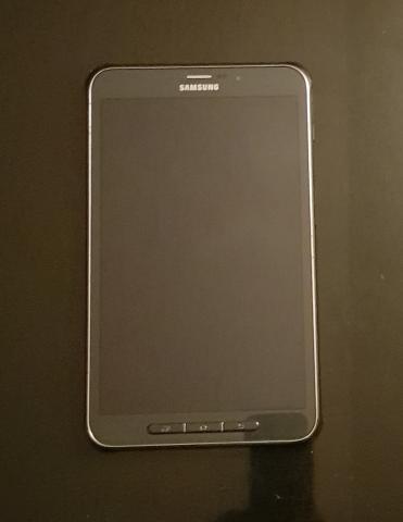 Tablette Samsung noir qui fait téléphone aussi