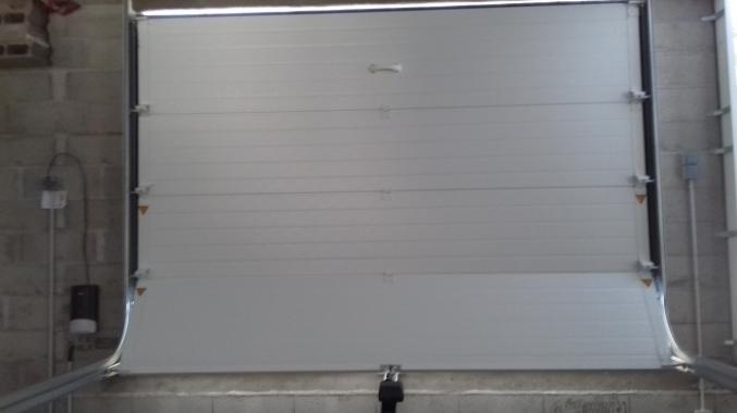 Porte de garage sectionnelle et motorisée