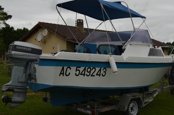 Bateau avec remorque