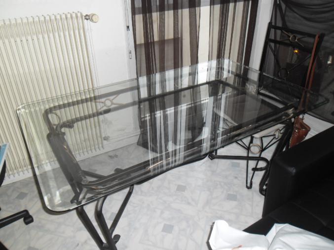 Table en fer et en verre forger avec 4 chaise ass