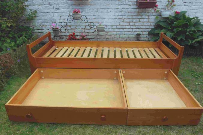 Lit en pin d'une personne