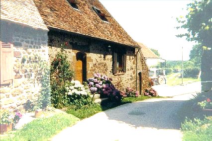 Maison pierre du XII avec tour et terrain