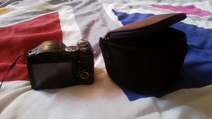 Appareil photo Fujifilm S2950 et sa pochette
