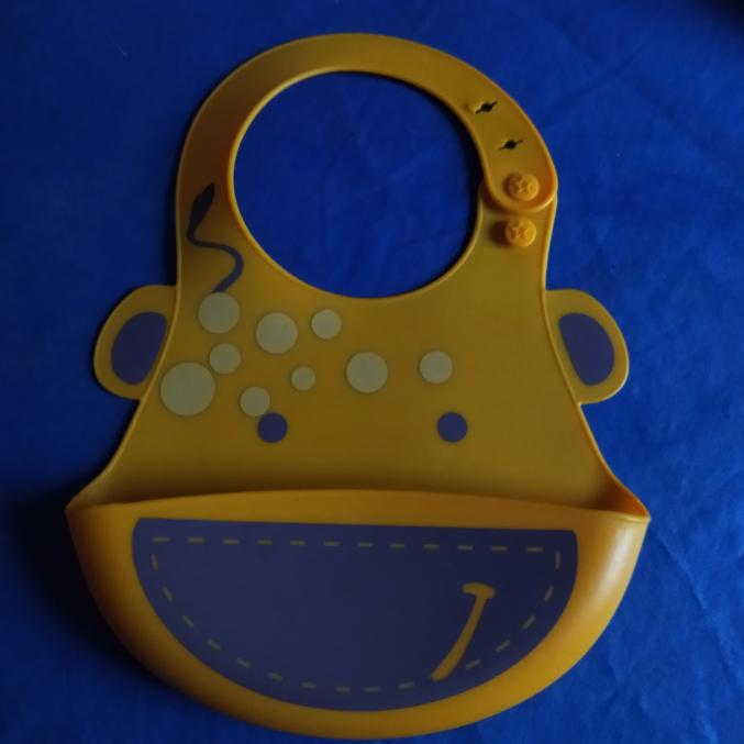 Bavoir caoutchouc pour l'apprentissage de la cuillère