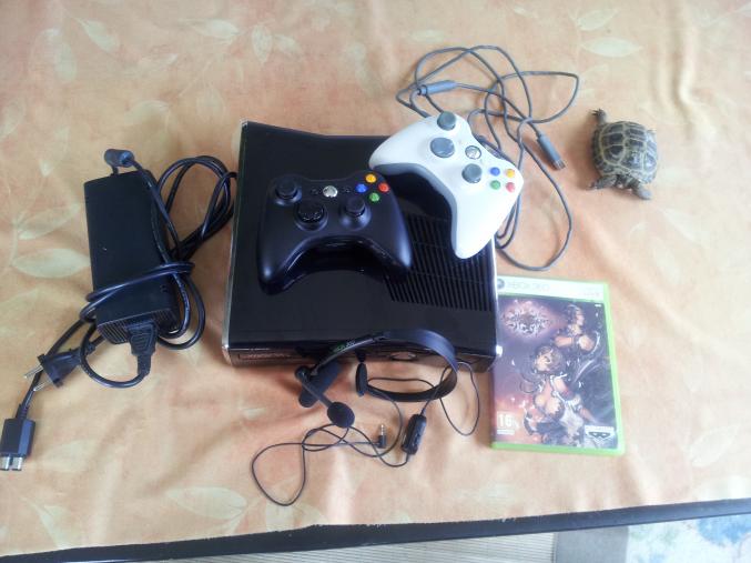 XBOX 360 TRÈS BON ÉTAT + 2 MANETTES + UN CASQUE XBOX 360