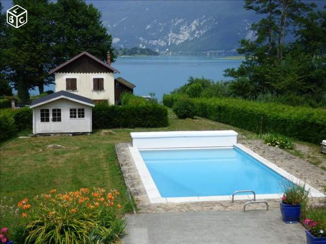 Maison bord du lac les pieds dans l'eau 