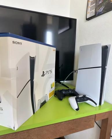PS5 Slim 1 To avec lecteur disque + FIFA 25 (disque) + 2 manettes – neuve