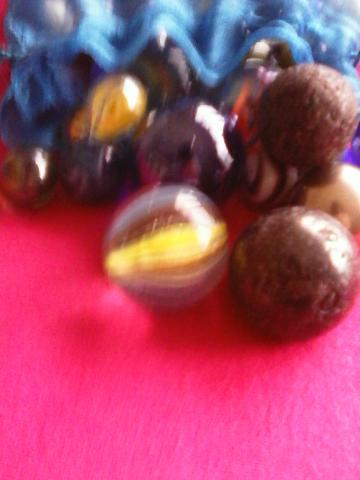 Un lot de petites et grosses billes