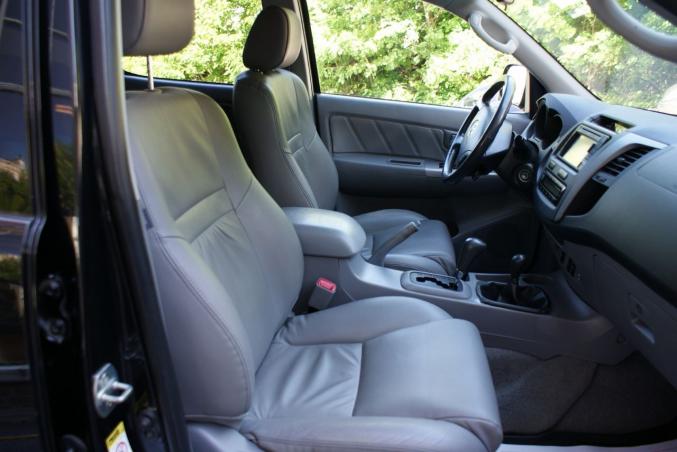 Toyota Hilux 3.0 D-4D BVA LEGENDE dble cab, noir, 5 portes