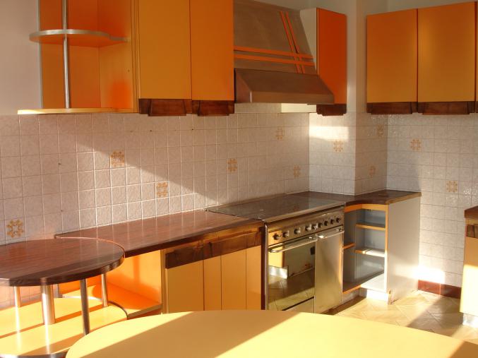 Maison avec grand terrain et dépendance