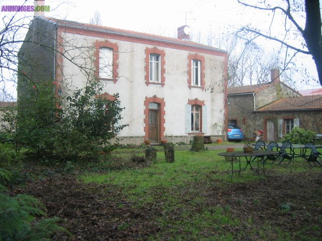 Maison de maitre 230 m2 avec dépendances 400 m2 sur parc boisé 25000 m2