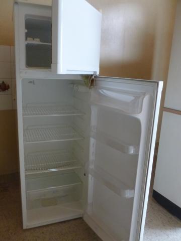 Réfrigérateur avec partie congélateur