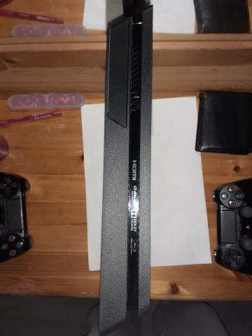 PS4 1 To avec 2 manettes + une dizaine de jeux