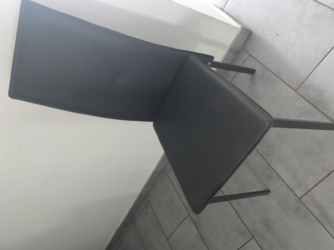 4 belles chaises en cuir !