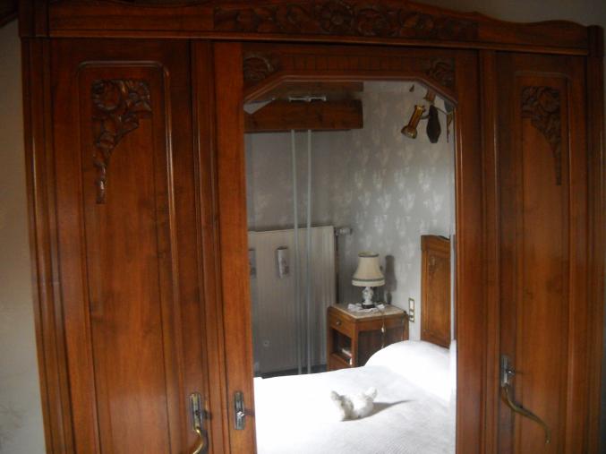 CHAMBRE à COUCHER EN NOYER MASSIF