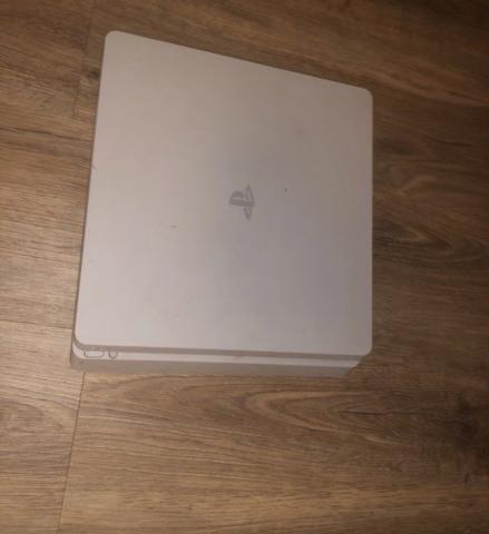 Ps4 slim neuve + 9 jeux
