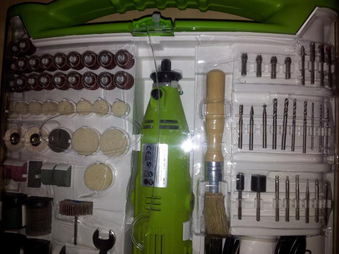 Mini meuleuse + 242 accessoires + manche neuf