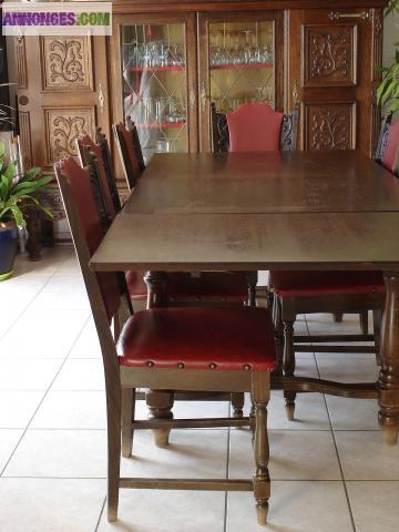 AV buffet et table avec chaises