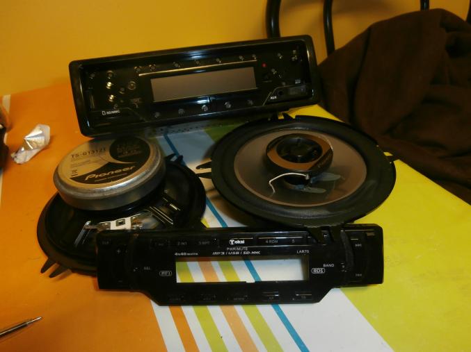 Poste voiture +enceintes