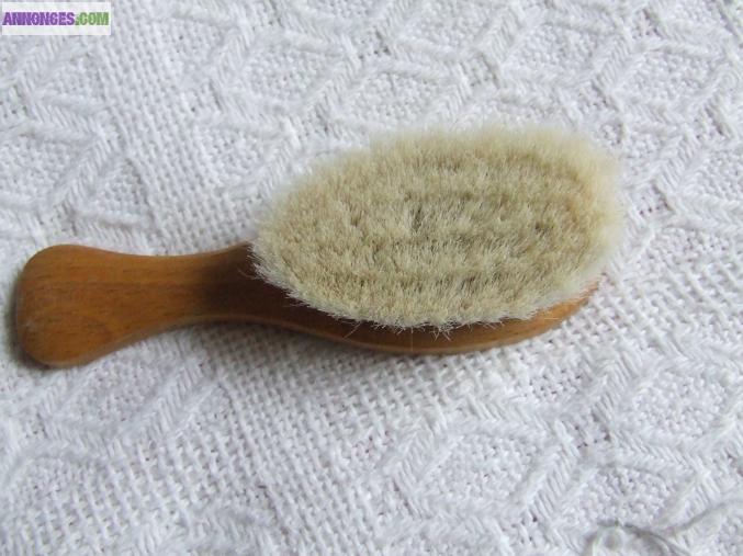 Petite brosse pour bébé en bois de hêtre et poils de chèvre douce -stepreg-